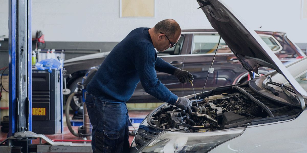 Mécanicien réparation moteur capot ouvert Groupe Sofrap
