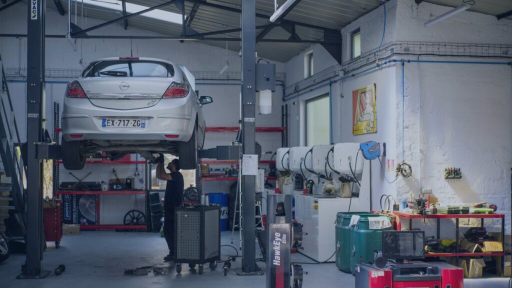 Atelier mécanique avec voitures levées Groupe Sofrap