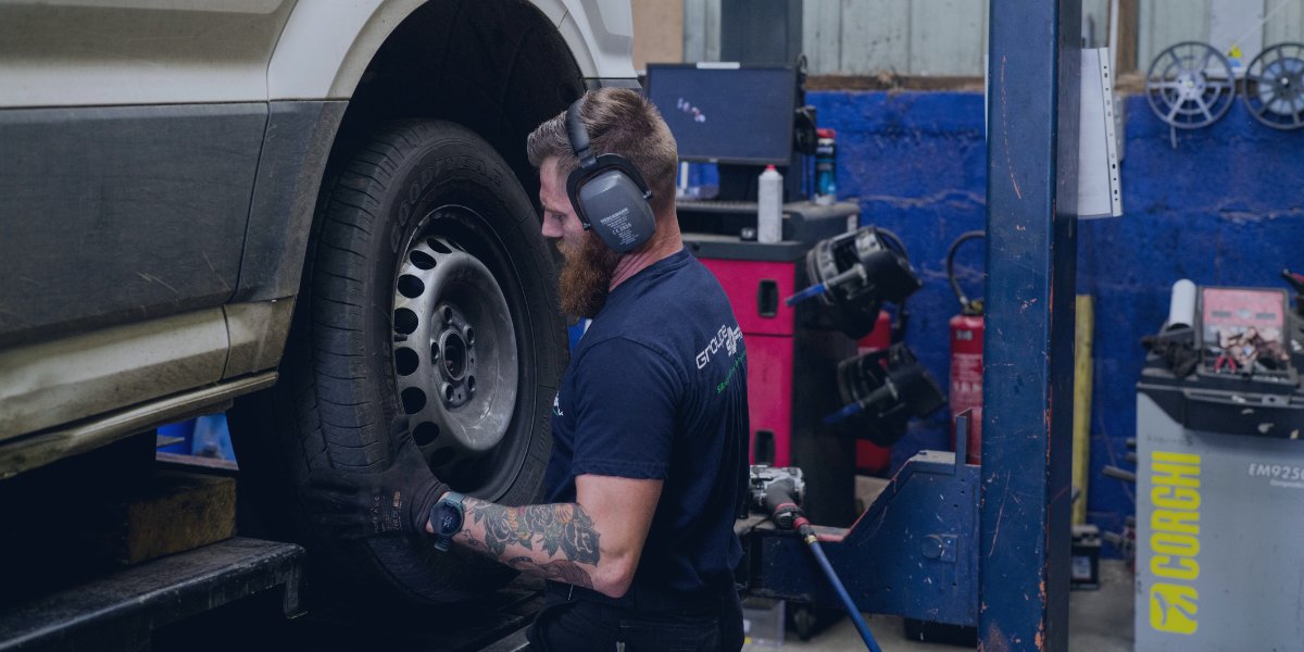 Mécanicien montage de pneu camion Groupe Sofrap