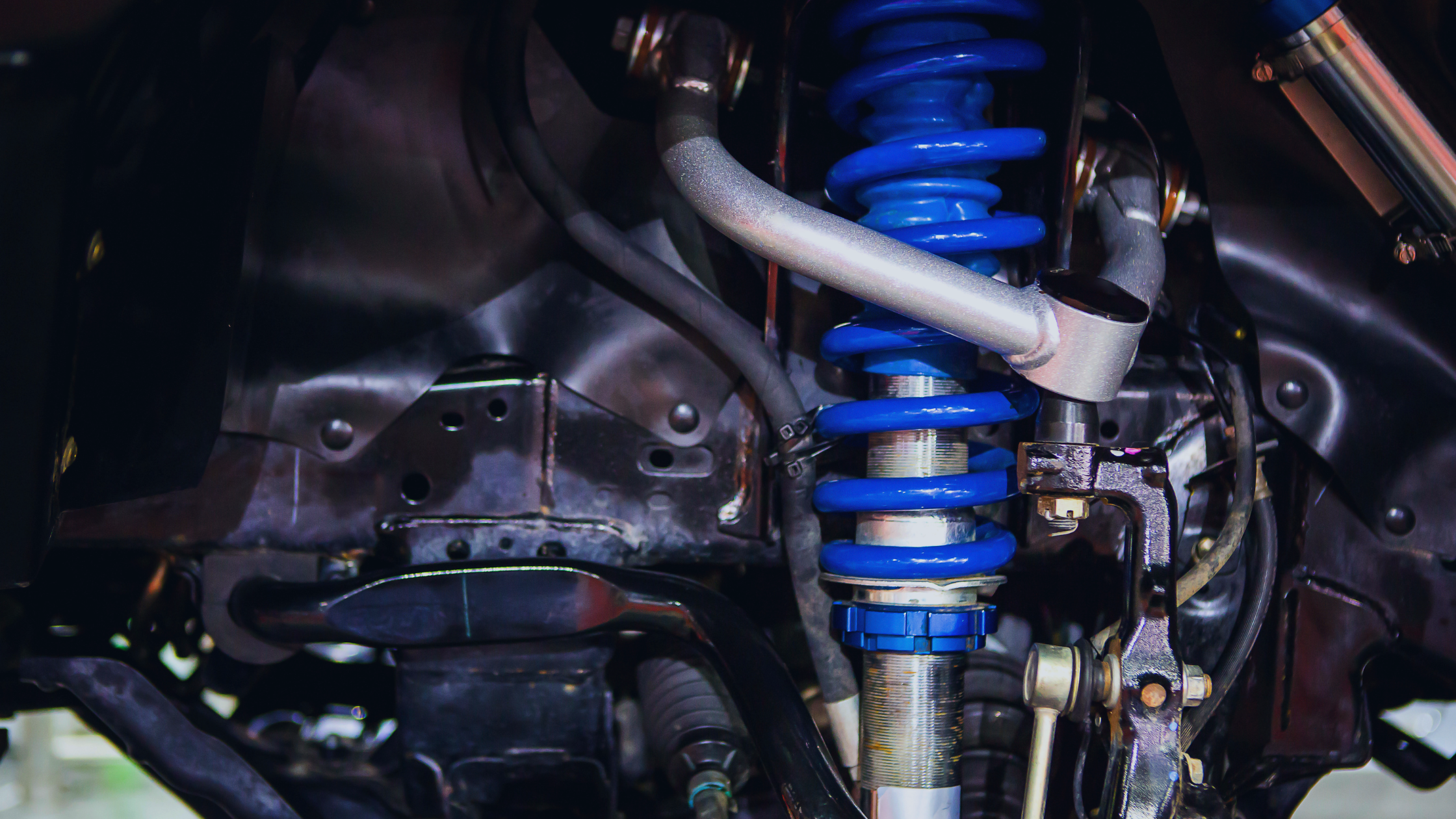 Comprendre le train roulant : l’élément clé de la tenue de route d’un véhicule